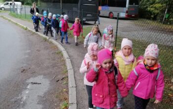 Wycieczka do Srebrnej Gór 7.10.2020 grupa idących dzieci